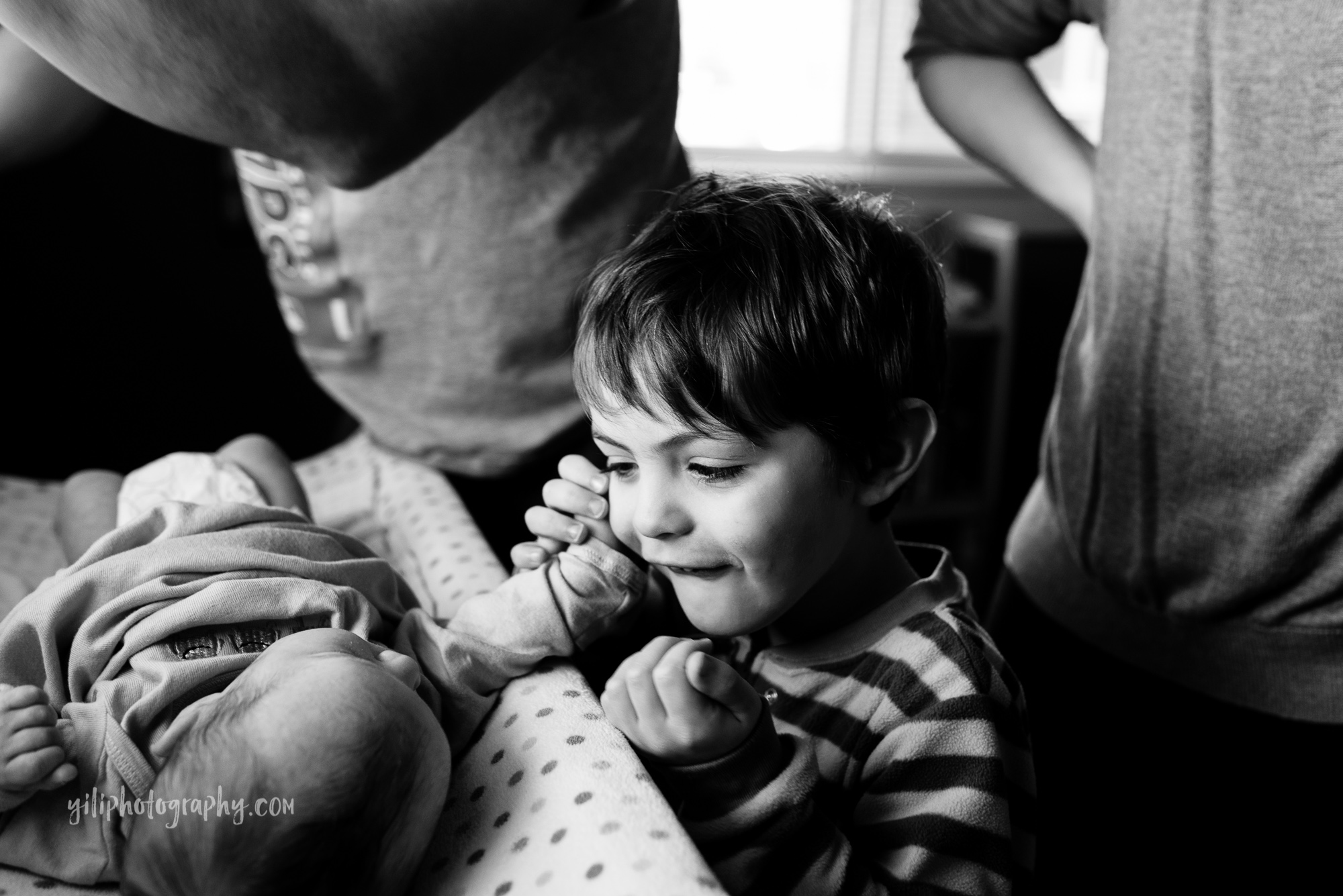 seattle newborn with big brother talking to her