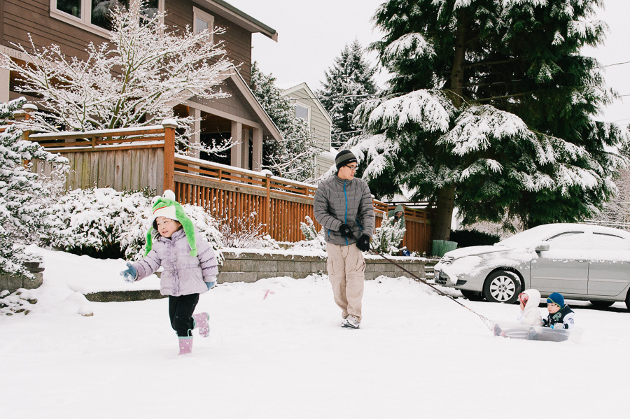 seattle family photographer, snow family candids