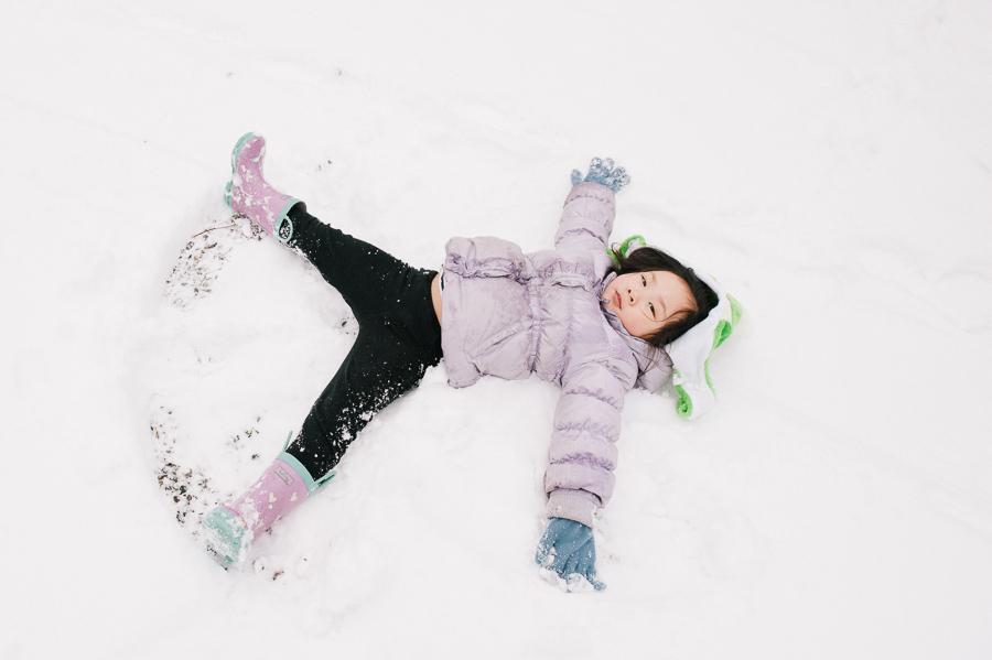 seattle child photographer, snow angel making