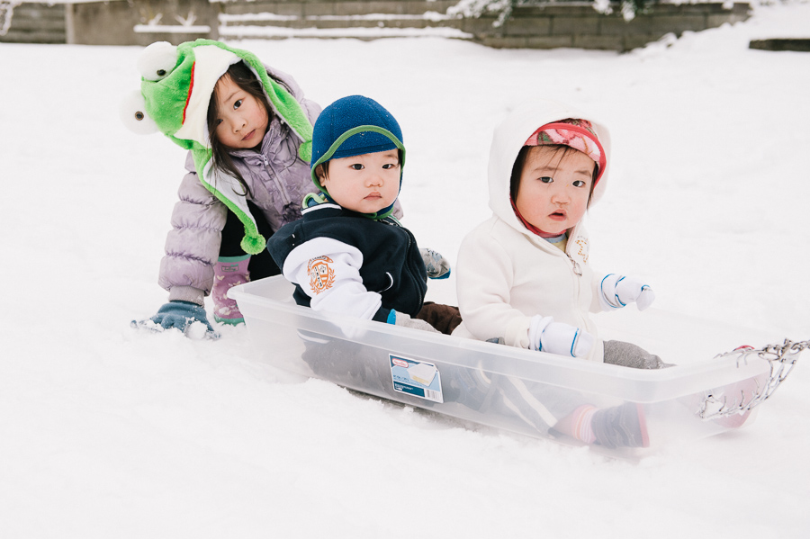 seattle child photographer, sibling snow photos