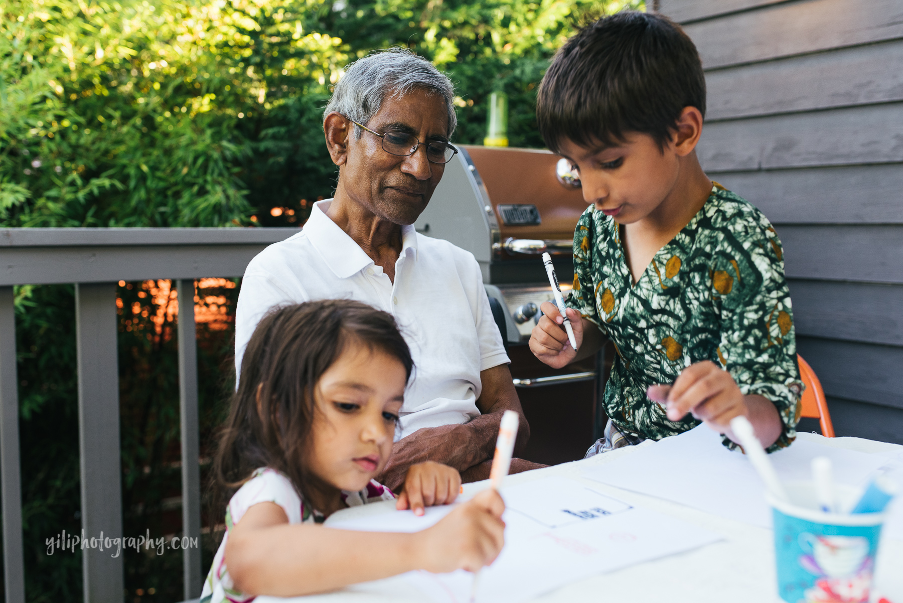 grandfather playing with grandkids, seattle candid expressions photographer