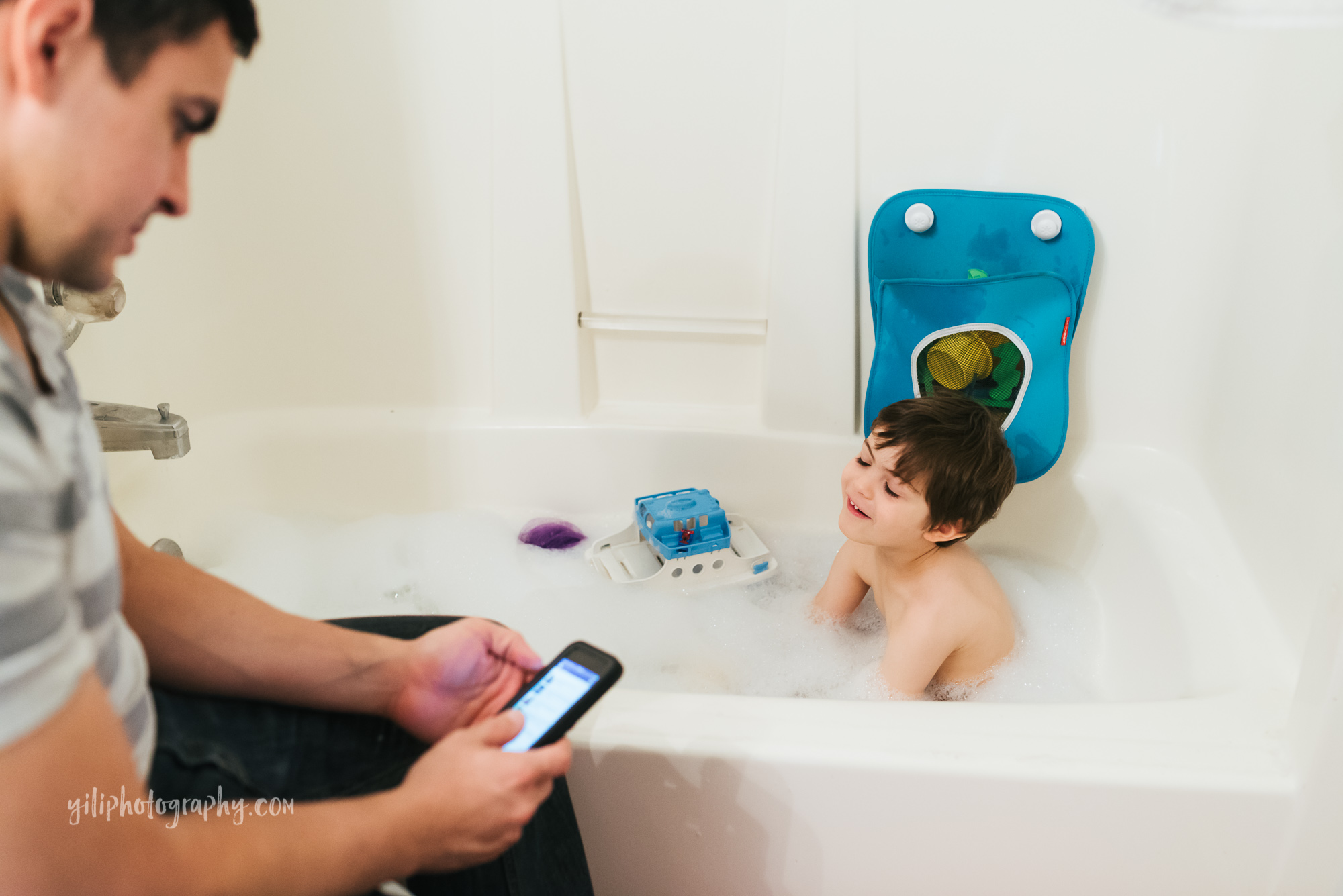 seattle toddler in bath with dad on smartphone