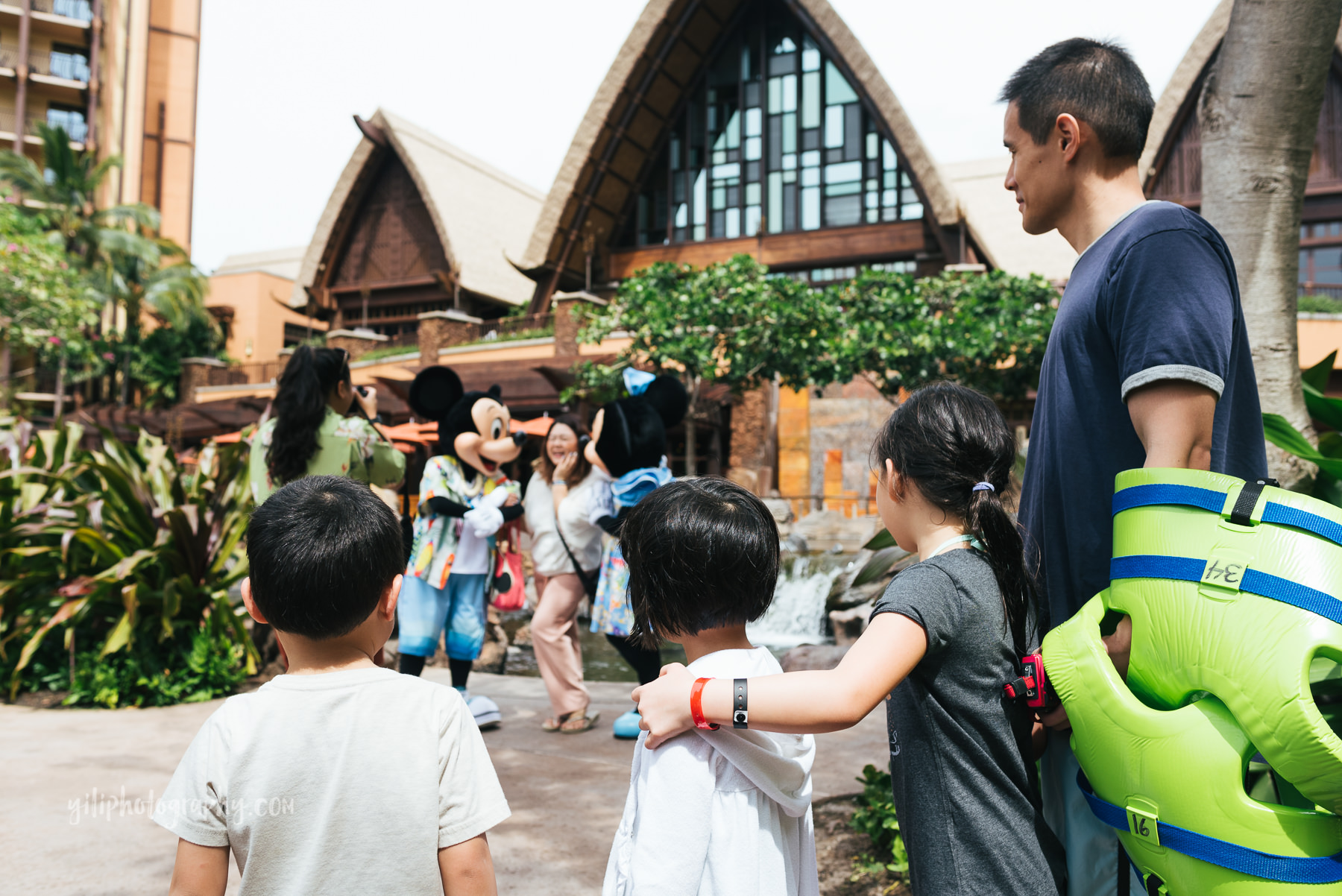 kids waiting to meet mickey and minnie at disney aulani