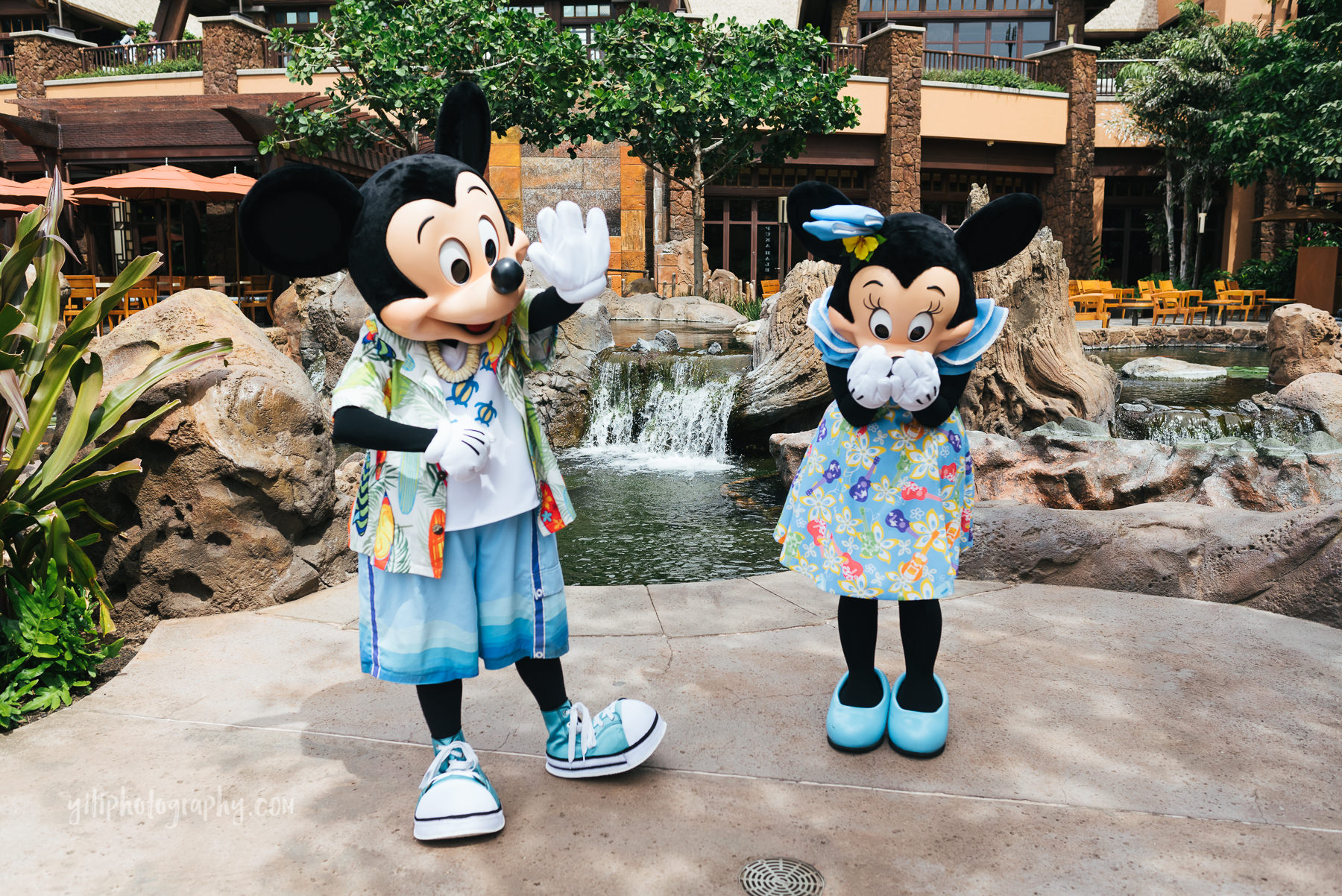 mickey and minnie at aulani