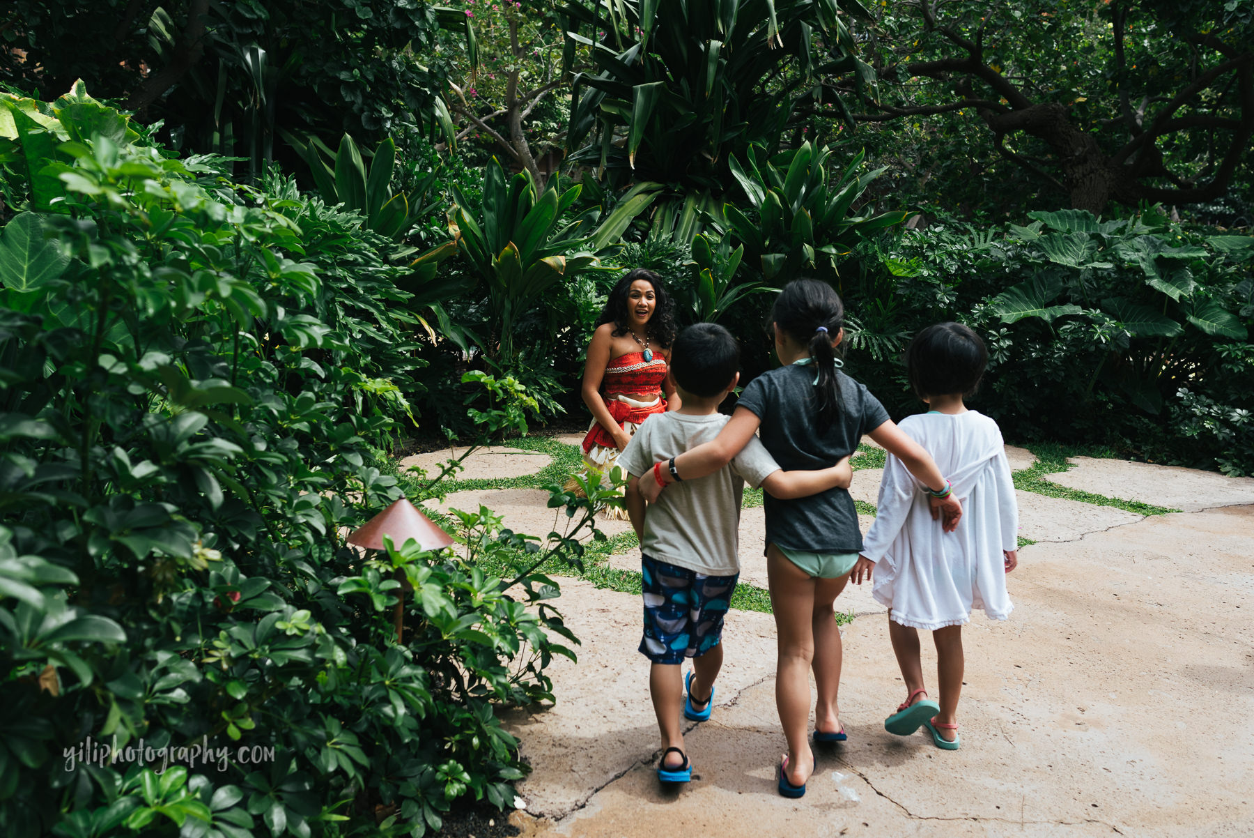 three kids meeting moana at aulani