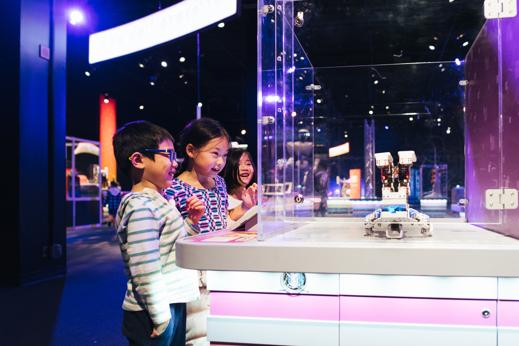 kids playing with robot in science museum